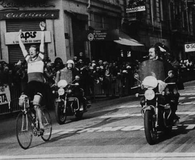 JAN RAAS SLAAT IEDEREEN MET VERSTOMMING OP MILAAN-SAN REMO IN 1977